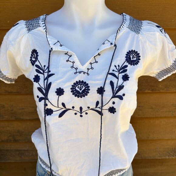 Francesca’s White With Blue Floral Embroidery Shirt Size S - Picture 2 of 10